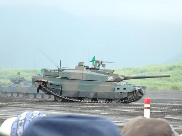 【悲報】10式戦車、富士総合火力演習で普通に走ってるだけで履帯が外れるｗｗｗ