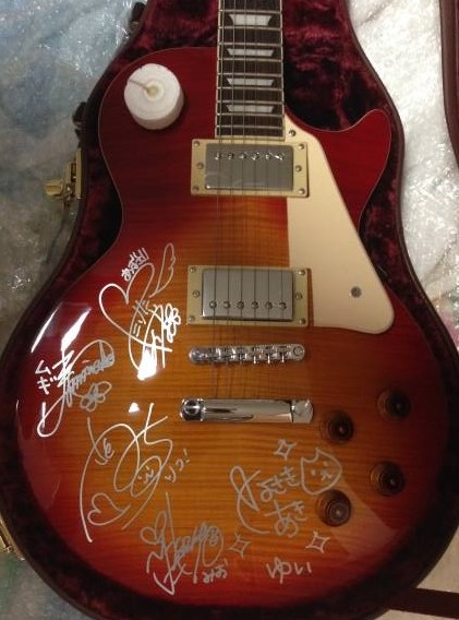 『けいおん！』4年前にローソンフェアで5名にあたるサイン入りギターが最近ヤフオクに出品 → 100万円で落札される！