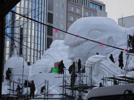 札幌雪まつりで『進撃の巨人』の雪像が作られる　→　「平和公園という名の場所に迷彩服を着た自衛隊が参加して雪像を作るのはやめたほうがいい・・・観光客のみなさまがどう思うのかと考えてみて」