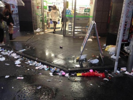 ハロウィンでゴミだらけになった渋谷を若者たちがゴミ拾いをする → ツイッター民が偽善者だ！リツイート稼ぎだ！と叩くww