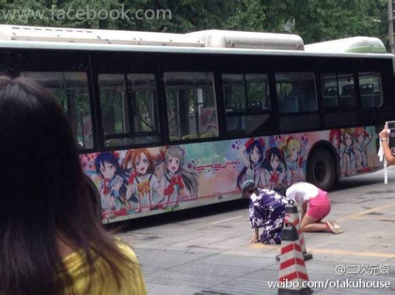 【またかよｗｗ】中国のラブライバー、今度はラブライブ仕様の痛バスに土下座＆キスをする