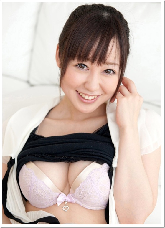 【篠田ゆう（いつもkissするラブラブセックス）】ぷるんぷるんで巨乳で美乳おっぱいとお尻エロ画像