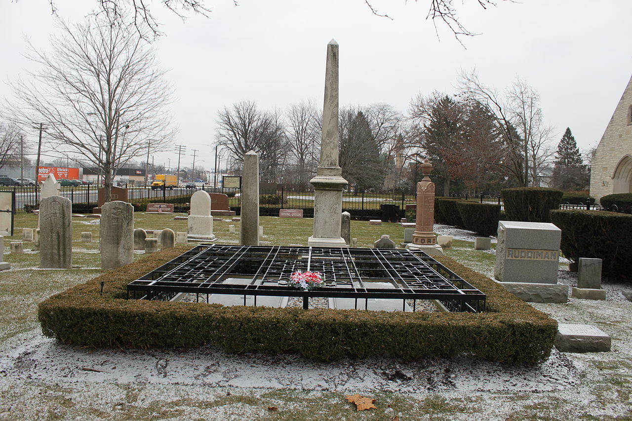 1280px-Henry_Ford_grave_Ford_Cemetery_Detroit.jpg